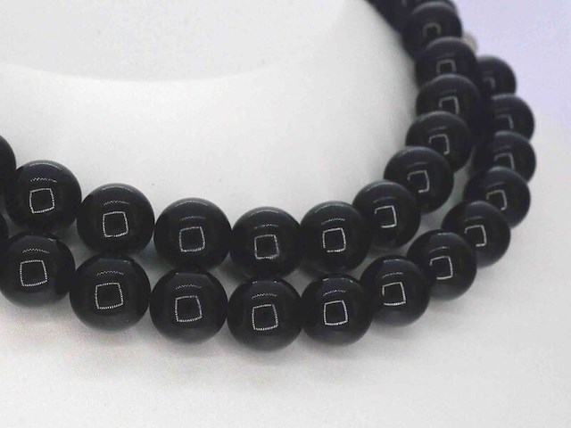 Halsketting met onix edelsteen en een witgouden sluiting met diamant - afbeelding 5 van  10