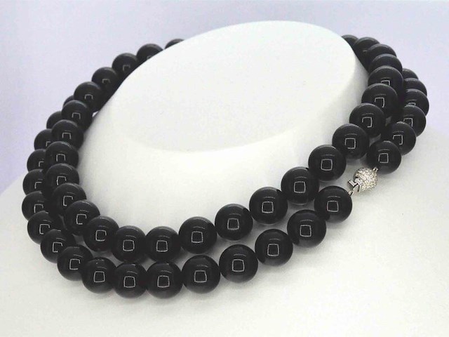 Halsketting met onix edelsteen en een witgouden sluiting met diamant - afbeelding 6 van  10