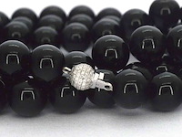 Halsketting met onix edelsteen en een witgouden sluiting met diamant - afbeelding 7 van  10