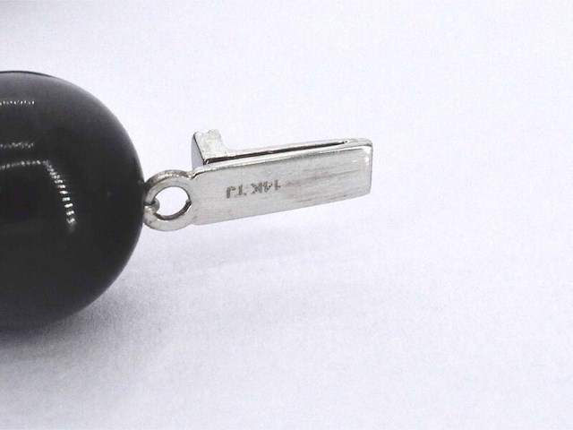 Halsketting met onix edelsteen en een witgouden sluiting met diamant - afbeelding 9 van  10