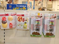 Hamburgers en pizza's it cuisine en speelgeld aan vier haken.