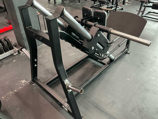 Hammer strenght linear hack press krachtstation - afbeelding 6 van  12