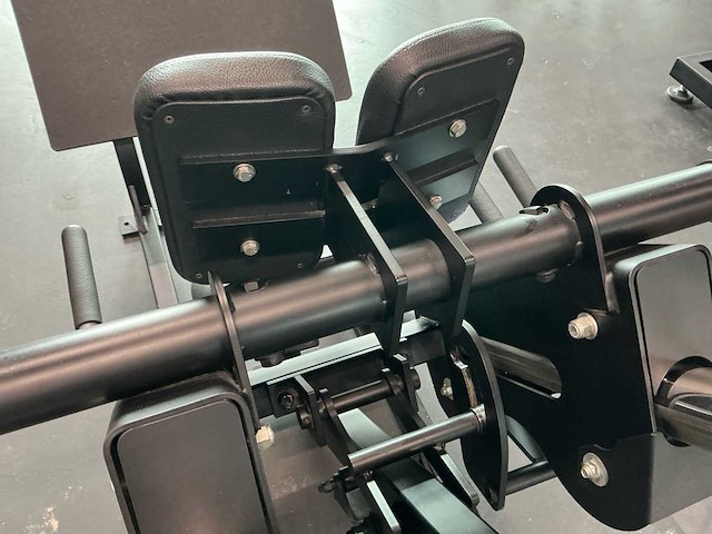 Hammer strenght linear hack press krachtstation - afbeelding 12 van  12