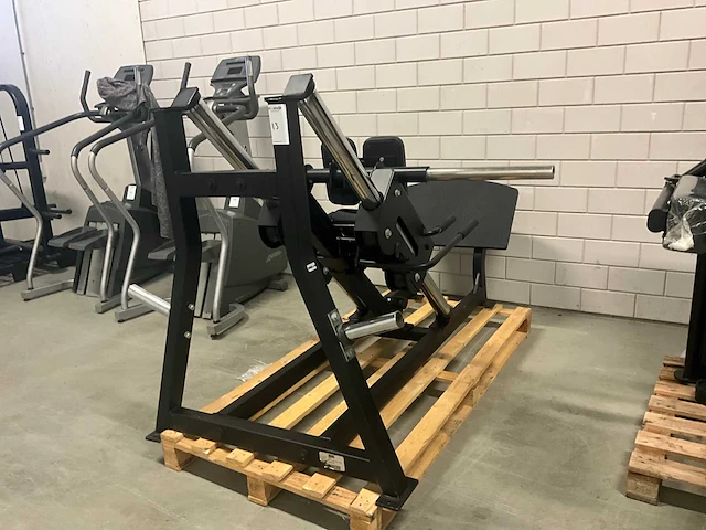 Hammer strenght plate loaded linear hack press - afbeelding 1 van  9