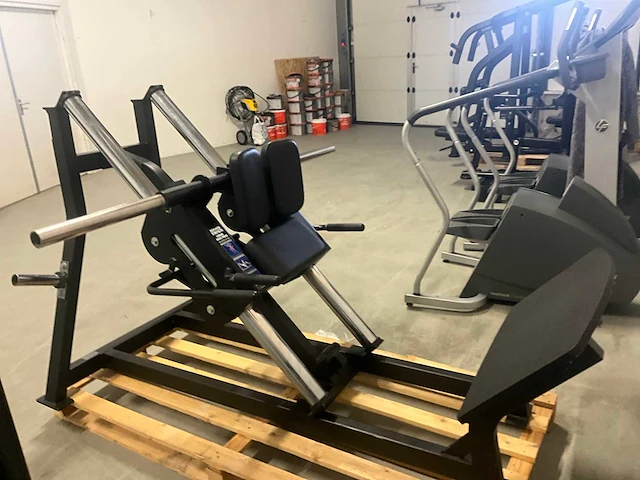 Hammer strenght plate loaded linear hack press - afbeelding 3 van  9