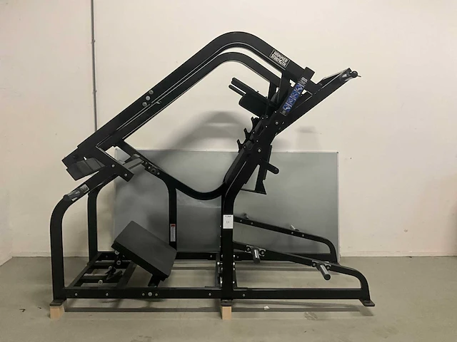 Hammer strength pendulum x squat - afbeelding 4 van  10