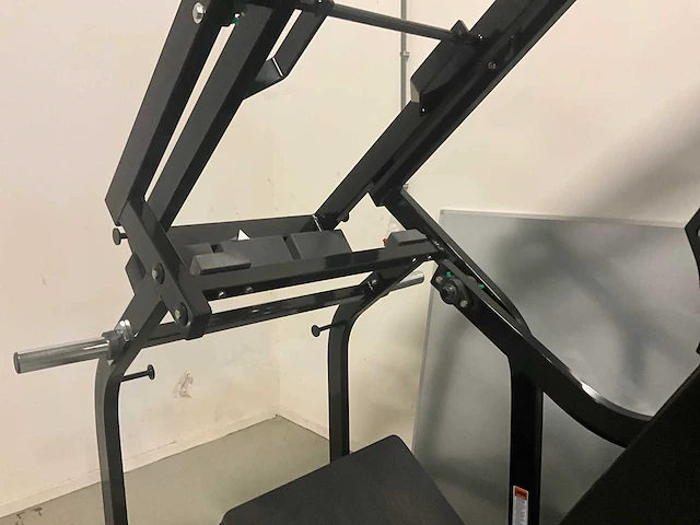 Hammer strength pendulum x squat - afbeelding 7 van  10