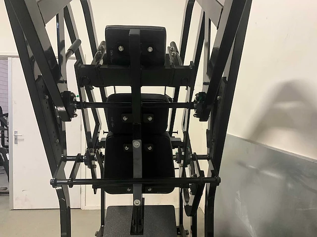 Hammer strength pendulum x squat - afbeelding 10 van  10