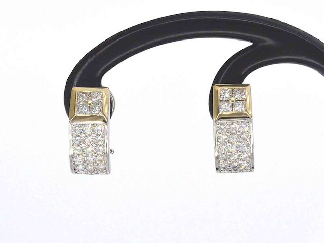 Hand gemaakte oorsieraden van 18 caratsgoud vol gezet met natuurlijke diamanten - afbeelding 1 van  9