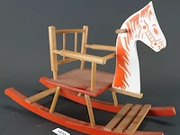 Handbeschilderd houten hobbelpaard