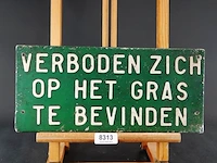 Handbeschilderd ijzeren schild "verboden zich op het gras te bevinden"