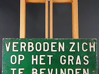 Handbeschilderd ijzeren schild "verboden zich op het gras te bevinden" - afbeelding 2 van  7