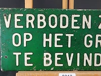 Handbeschilderd ijzeren schild "verboden zich op het gras te bevinden" - afbeelding 3 van  7