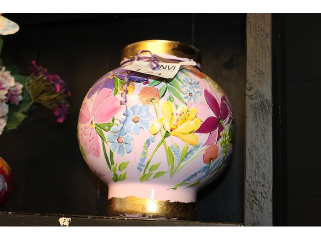 Handbeschilderde vaas gesigneerd vazerijtje hoogte 28 cm. - afbeelding 1 van  2