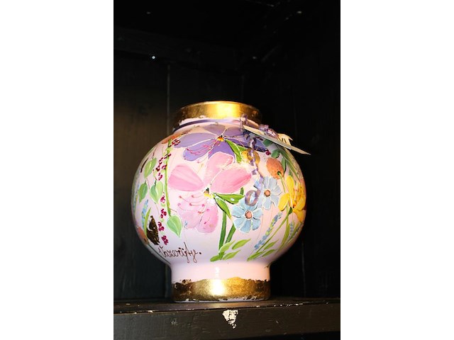 Handbeschilderde vaas gesigneerd vazerijtje hoogte 28 cm. - afbeelding 2 van  2