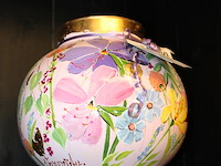 Handbeschilderde vaas gesigneerd vazerijtje hoogte 28 cm. - afbeelding 2 van  2