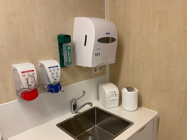 Handdoek en desinfectie wandhouders - afbeelding 1 van  3