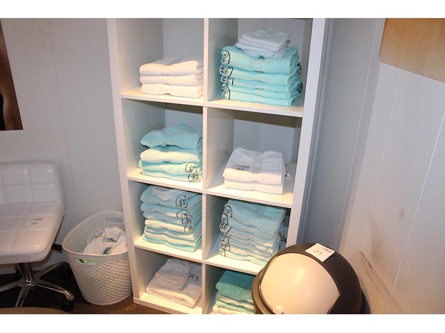 Handdoeken en washandjes in diverse maten en uitvoeringen. in kast en wasmand, voornamelijk voorzien van re... - afbeelding 1 van  4