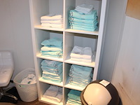 Handdoeken en washandjes in diverse maten en uitvoeringen. in kast en wasmand, voornamelijk voorzien van re... - afbeelding 1 van  4