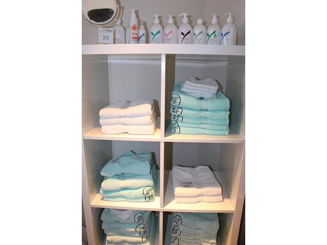 Handdoeken en washandjes in diverse maten en uitvoeringen. in kast en wasmand, voornamelijk voorzien van re... - afbeelding 2 van  4