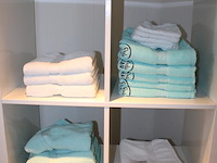 Handdoeken en washandjes in diverse maten en uitvoeringen. in kast en wasmand, voornamelijk voorzien van re... - afbeelding 2 van  4