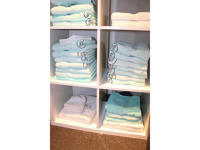 Handdoeken en washandjes in diverse maten en uitvoeringen. in kast en wasmand, voornamelijk voorzien van re... - afbeelding 3 van  4