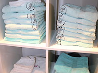 Handdoeken en washandjes in diverse maten en uitvoeringen. in kast en wasmand, voornamelijk voorzien van re... - afbeelding 3 van  4
