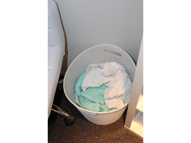 Handdoeken en washandjes in diverse maten en uitvoeringen. in kast en wasmand, voornamelijk voorzien van re... - afbeelding 4 van  4