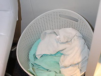 Handdoeken en washandjes in diverse maten en uitvoeringen. in kast en wasmand, voornamelijk voorzien van re... - afbeelding 4 van  4