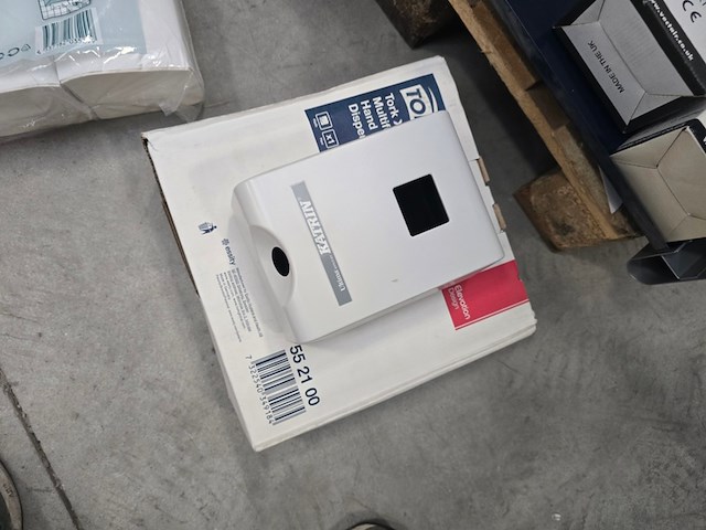 Handdoekhouders zeepdespencers en meer tork, partij - afbeelding 18 van  31