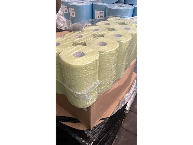 Handdoekrol 100% cellulose groen 2 laags 23 cm breed 80 meter (100x) - afbeelding 2 van  3