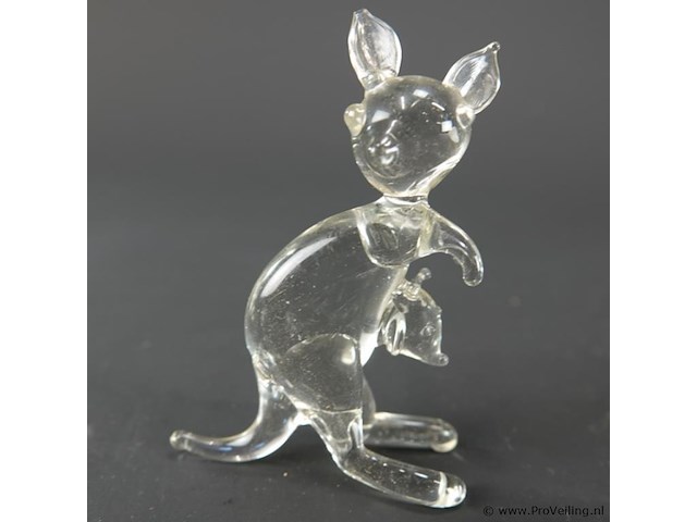 Handgeblazen glazen kangoeroefiguur met een klein jong in de buidel - afbeelding 2 van  5