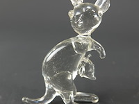 Handgeblazen glazen kangoeroefiguur met een klein jong in de buidel - afbeelding 2 van  5