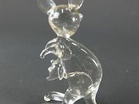 Handgeblazen glazen kangoeroefiguur met een klein jong in de buidel - afbeelding 3 van  5
