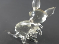 Handgeblazen glazen kangoeroefiguur met een klein jong in de buidel - afbeelding 4 van  5