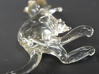 Handgeblazen glazen kangoeroefiguur met een klein jong in de buidel - afbeelding 5 van  5