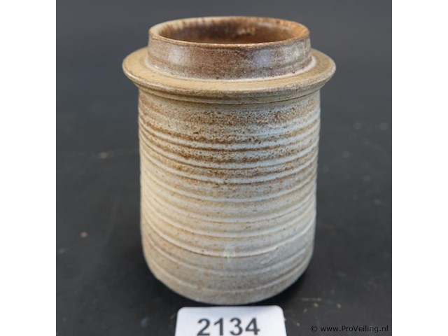 Handgemaakte studio-aardewerk pot van steengoed met horizontale ribbels en aardse bruine en ecru tinten - afbeelding 1 van  5
