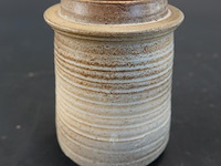 Handgemaakte studio-aardewerk pot van steengoed met horizontale ribbels en aardse bruine en ecru tinten - afbeelding 1 van  5