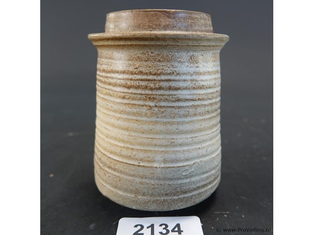 Handgemaakte studio-aardewerk pot van steengoed met horizontale ribbels en aardse bruine en ecru tinten - afbeelding 2 van  5