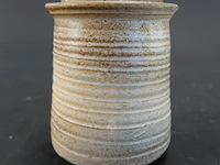 Handgemaakte studio-aardewerk pot van steengoed met horizontale ribbels en aardse bruine en ecru tinten - afbeelding 2 van  5