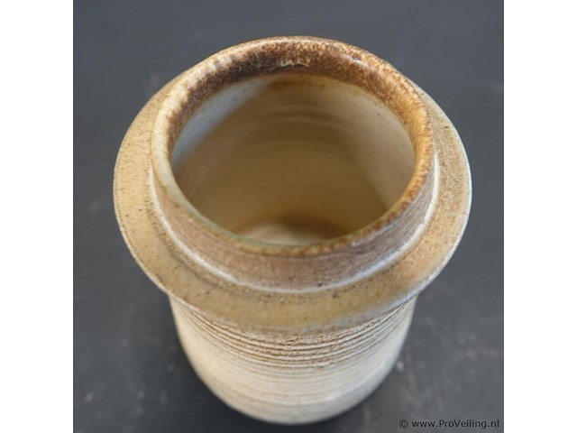 Handgemaakte studio-aardewerk pot van steengoed met horizontale ribbels en aardse bruine en ecru tinten - afbeelding 3 van  5
