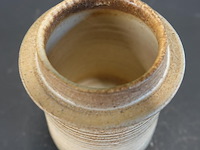 Handgemaakte studio-aardewerk pot van steengoed met horizontale ribbels en aardse bruine en ecru tinten - afbeelding 3 van  5
