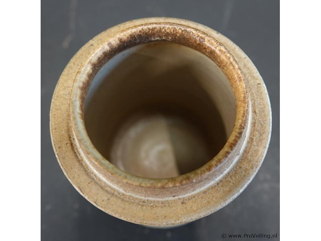 Handgemaakte studio-aardewerk pot van steengoed met horizontale ribbels en aardse bruine en ecru tinten - afbeelding 4 van  5