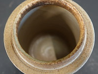 Handgemaakte studio-aardewerk pot van steengoed met horizontale ribbels en aardse bruine en ecru tinten - afbeelding 4 van  5