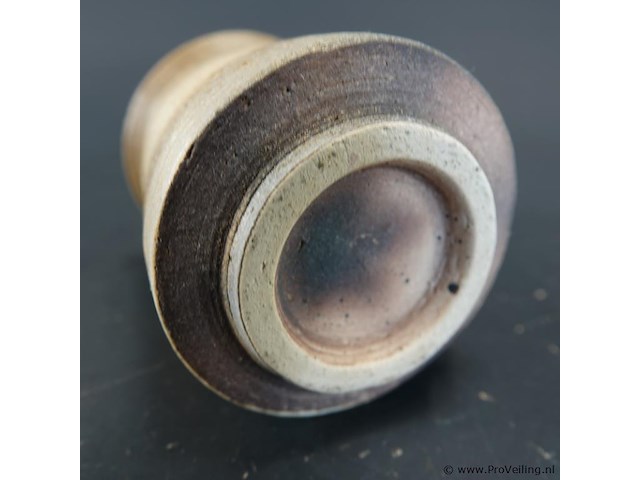 Handgemaakte studio-aardewerk pot van steengoed met horizontale ribbels en aardse bruine en ecru tinten - afbeelding 5 van  5