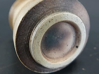 Handgemaakte studio-aardewerk pot van steengoed met horizontale ribbels en aardse bruine en ecru tinten - afbeelding 5 van  5