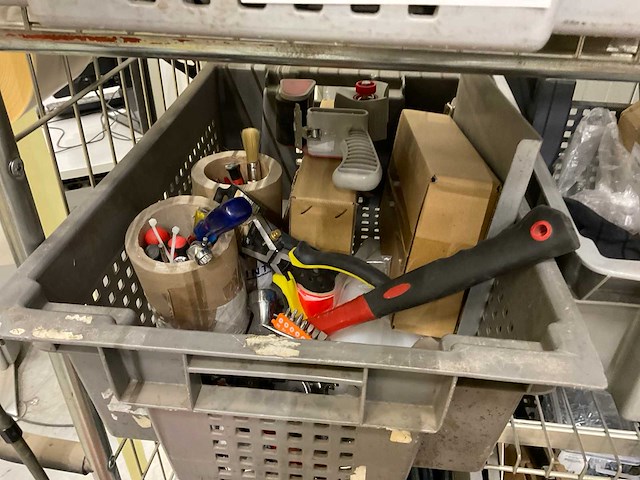 Handgereedschap etc in kar en manden - afbeelding 10 van  22
