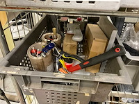 Handgereedschap etc in kar en manden - afbeelding 10 van  22