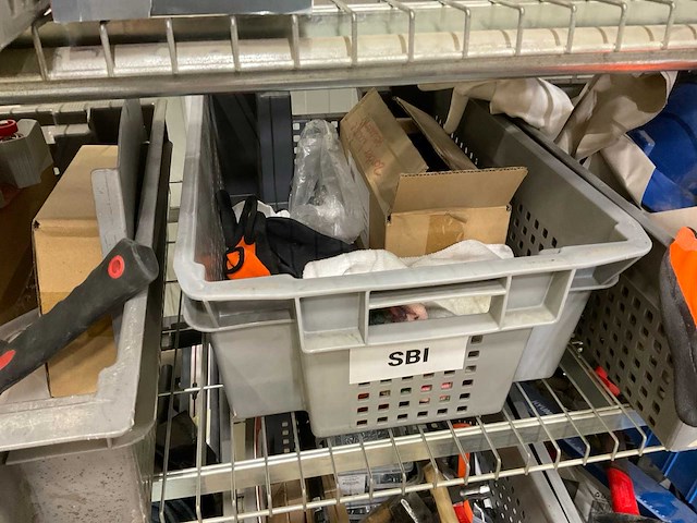 Handgereedschap etc in kar en manden - afbeelding 11 van  22