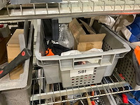 Handgereedschap etc in kar en manden - afbeelding 11 van  22